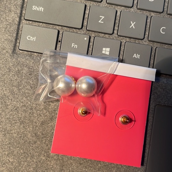 Kate Spade mother of pearl logo earrings studs - Picture 5 of 5